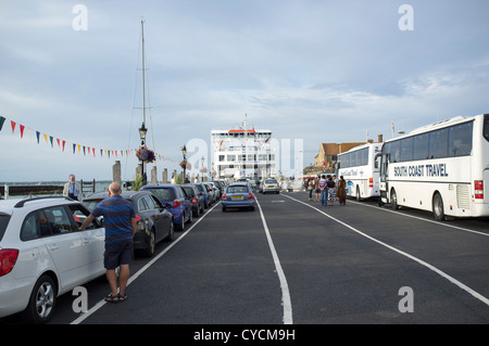 Autos in den Fährhafen in Yarmouth Isle Of Wight Line-up Stockfoto