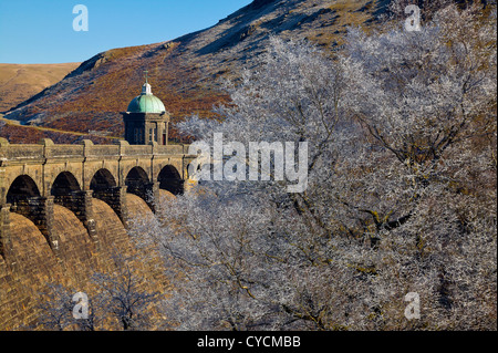 CRAIG GOCH DER OBEREN DAMM IN ELAN TAL POWYS WALES IN EINER KLAREN FROSTIGEN FEBRUAR MORGEN Stockfoto