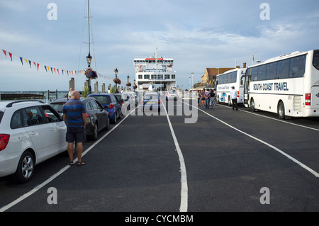 Autos in den Fährhafen in Yarmouth Isle Of Wight Line-up Stockfoto