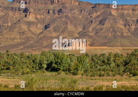 GUT ERHALTENE ALTE SCHLAMM UMMAUERTEN KSOUR IN DER DRAA-TAL VON MAROKKO Stockfoto