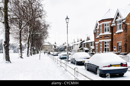 Schneebedeckte Autos - First Cross Road, Twickenham Green, London Borough of Richmond, Greater London, UK Stockfoto