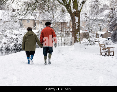 Ein paar halten Hände, wie sie entlang dem Fluss Kran in Kneller Gärten, Twickenham Fuß Stockfoto