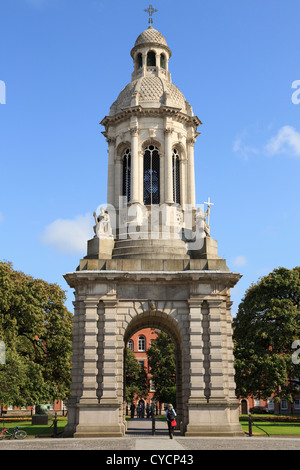 Der Campanile oder Bell Tower in Parliament Square im Trinity College Dublin University Campus, College Green in Dublin Irland Stockfoto