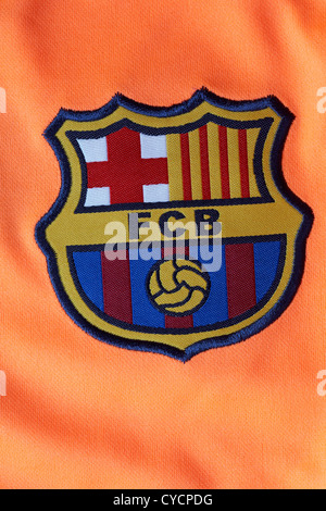 FCB-FC Barcelona Logo Abzeichen auf orange farbigen Fußballtrikot Stockfoto