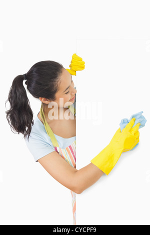 Lachende Frau, die Platte Form der Seite wäscht Stockfoto