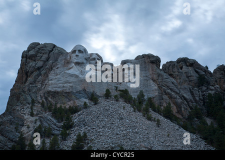 Die Gesichter der Granit des Mount Rushmore National Memorial in der Abenddämmerung in South Dakota, USA Stockfoto