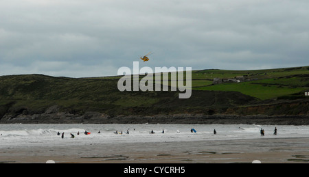 Ein RAF-Meerkönigs Suche und Rettung Hubschrauber Patrouillen den Strand von Croyde, North Devon im Herbst. Basierend auf Chivenor, Devon. Stockfoto