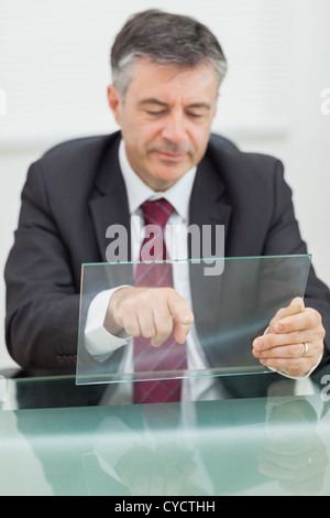 Business-Mann auf einem virtuellen Bildschirm scrollen Stockfoto