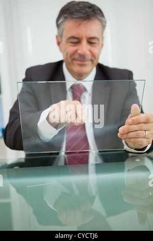 Lächelnder Mann auf einem virtuellen Bildschirm berühren Stockfoto