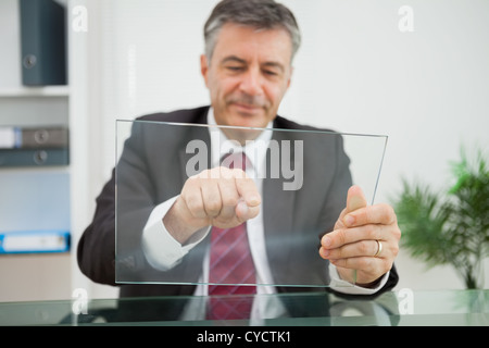 Glücklicher Mann auf seinem virtuellen Bildschirm zeigen Stockfoto