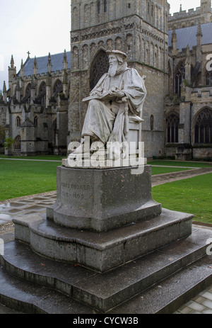 31. Oktober 2012 Kathedrale in der Nähe, Exeter, Devon, England. Statue von Richard Hooker auf dem Gelände der Kathedrale von Exeter. Stockfoto