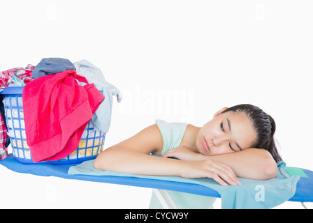Frau schläft auf dem Bügelbrett Stockfoto