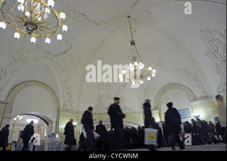 Rush Hour-Zeit in der Moskauer u-Bahn Station Komsomolskaja Stockfoto