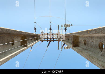 Strommasten macht eine Mittelspannungsleitung Stockfoto