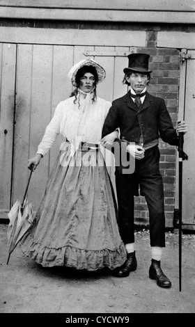 Cross-Dressing-Mann, der Frauenkleidung trägt. Sie sind als „Herr und Frau“ gekleidet, die einen höheren sozialen Status haben als im Alltag. Ca. 1900er Jahre Stockfoto