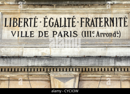 "Liberté, Égalité, Fraternité" Inschrift in Le Marais, dritte Arrondisment, Paris, Frankreich. Stockfoto