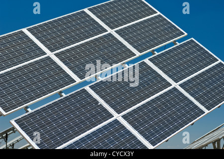 Photovoltaik-Silizium-Panels mit geneigter Achse Schienensystem in eine kleine PV-Anlage, Portugal Stockfoto