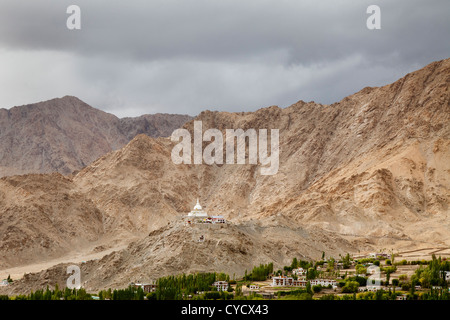 Shanti Stupa von The Namgyal Tsemos Gompa, einem buddhistischen Kloster in Leh Bezirk, Ladakh, Nordindien gesehen. Stockfoto