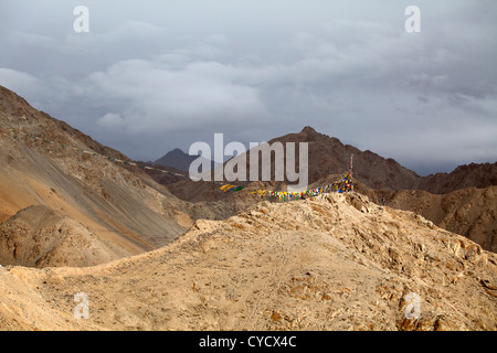 Shanti Stupa von The Namgyal Tsemos Gompa, einem buddhistischen Kloster in Leh Bezirk, Ladakh, Nordindien gesehen. Stockfoto