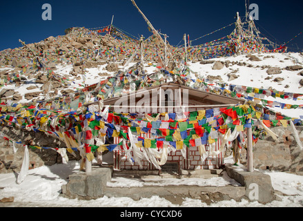 Gebetsfahnen auf dem Weg von Leh, die Hauptstadt Ladakhs, das Nubra-Tal über den Khardung La pass, eines der höchsten motor Stockfoto