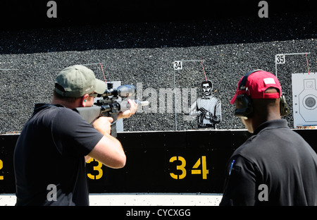 Schütze-Test brennen automatische Gewehr beim FBI Schießstand in Chicago, Illinois, USA. Identität durch Anfrage verborgen. Stockfoto