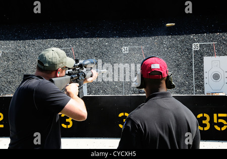 Schütze-Test brennen automatische Gewehr beim FBI Schießstand in Chicago, Illinois, USA. Identität durch Anfrage verborgen. Stockfoto