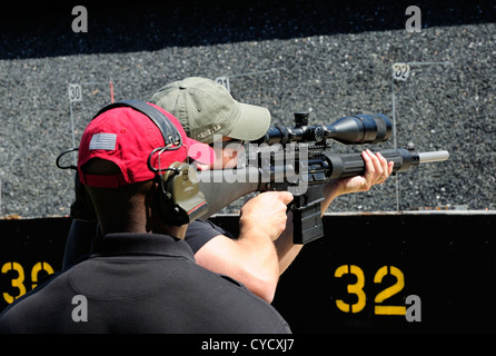 Schütze-Test brennen automatische Gewehr beim FBI Schießstand in Chicago, Illinois, USA. Identität durch Anfrage verborgen. Stockfoto