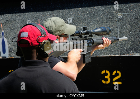 Schütze-Test brennen automatische Gewehr beim FBI Schießstand in Chicago, Illinois, USA. Identität durch Anfrage verborgen. Stockfoto