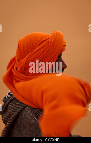 Profil des Gesichts eines Mannes der Berber in der Sahara mit Turban Kopf Gewand im Wind Merzouga, Marokko. Stockfoto