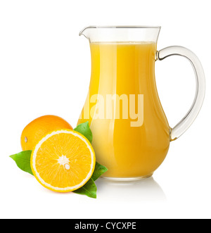 Orangensaft im Krug und Orangen. Isoliert auf weißem Hintergrund Stockfoto
