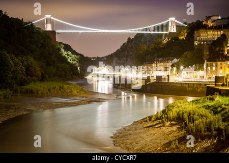 Clifton Suspension Bridge spiegelt sich in den Gewässern des Flusses Avon in Bristol in der Nacht Stockfoto