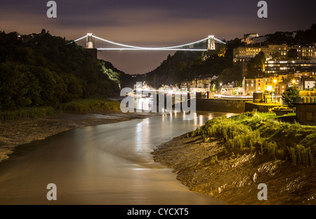 Clifton Suspension Bridge spiegelt sich in den Gewässern des Flusses Avon in Bristol in der Nacht Stockfoto