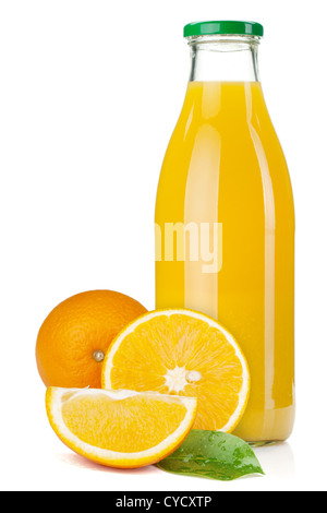 Orangensaft-Glasflasche und Orangen. Isoliert auf weißem Hintergrund Stockfoto