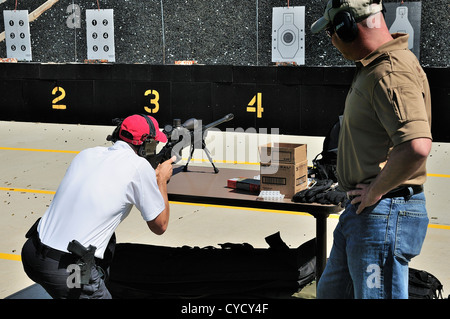 Schütze-Test feuern.338 Scharfschützengewehr beim FBI Schießstand in Chicago, Illinois, USA. Identität durch Anfrage verborgen. Stockfoto