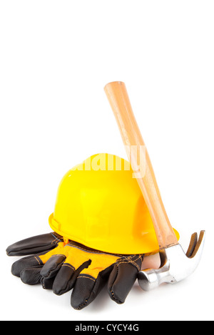 Hammer gelehnt Schutzhelm und Erbauers Handschuhe Stockfoto
