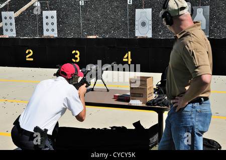 Schütze-Test feuern.338 Scharfschützengewehr beim FBI Schießstand in Chicago, Illinois, USA. Identität durch Anfrage verborgen. Stockfoto