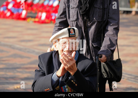 Ein alter Soldat in einem Rollstuhl Händeklatschen bei einer Parade in Erinnerung. Stockfoto