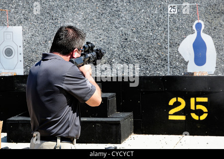 Schütze-Test brennen automatische Gewehr beim FBI Schießstand in Chicago, Illinois, USA. Identität durch Anfrage verborgen. Stockfoto