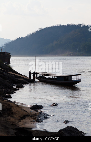 Typische Riverboat am Fluss Mekong in Luang Prabang, Laos Stockfoto