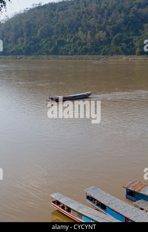 Typische Riverboat am Fluss Mekong in Luang Prabang, Laos Stockfoto