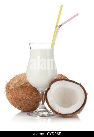 Kokos-Creme cocktail und Kokosnüsse. Isoliert auf weißem Hintergrund Stockfoto