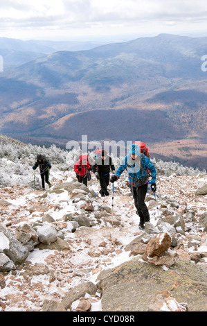 Wanderer Klettern in Richtung Mount Lafayette in Franconia Ridge trail, New Hampshire, USA. Stockfoto