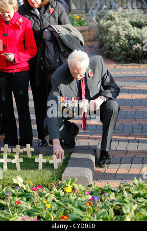 Ein Mann, ein Kreuz in den Boden rund um die Halle der Erinnerung Birmingham 2011 setzen. Stockfoto