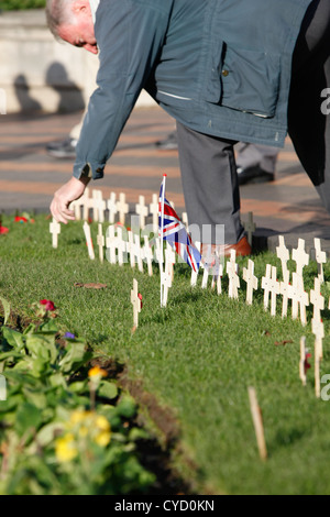 Ein Mann, ein Kreuz in den Boden rund um die Halle der Erinnerung Birmingham 2011 setzen. Stockfoto