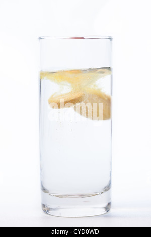 Vitamin Tablette auflösen in Wasser Stockfoto
