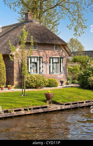 Schönes traditionelles Haus mit Strohdach auf einer kleinen Insel in einer holländischen Stadt von Giethoorn Stockfoto