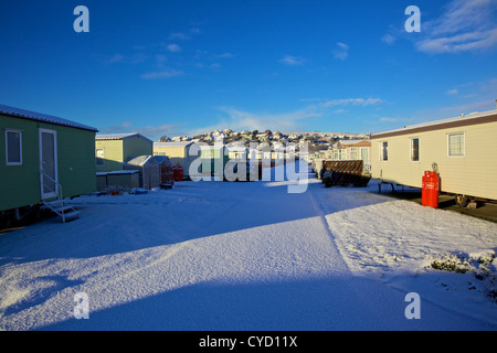 Schnee bedeckt Holiday Mobilheime in West Bay, Dorset UK Stockfoto