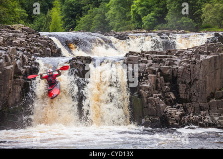 Kanufahrer auf dem Fluss Tees bei Low Force in der Nähe von Middleton-in-Teesdale, County Durham. Stockfoto