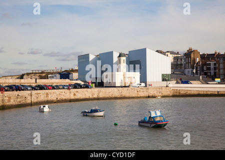 Margate Hafen mit Turner Contemporary Gallery im Hintergrund, Margate, Kent, UK. Stockfoto