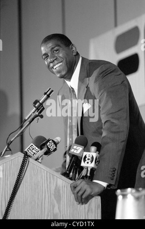 Earvin Magic Johnson gibt eine Pressekonferenz über die Summer Pro League zieht in die Pyramide am Cal State Long Beach Stockfoto